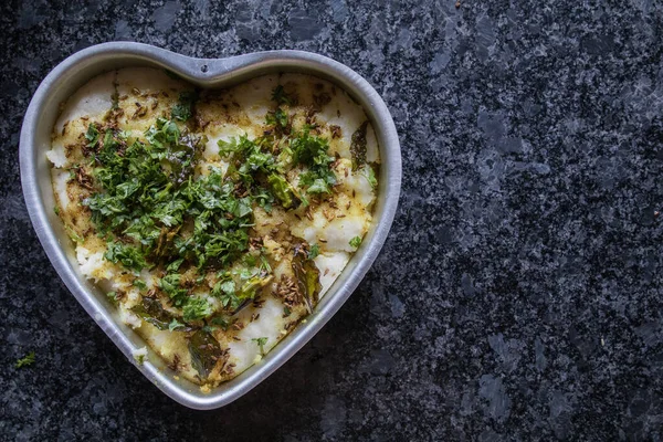 Gujarati lezzeti dhokla Gri granit arka planda kalp şeklinde bir kasede hazırlandı