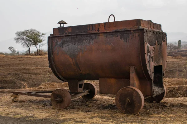 Ein Mobiler Teerschmelzofen Mit Einem Tank Darüber Zum Schmelzen Des — Stockfoto