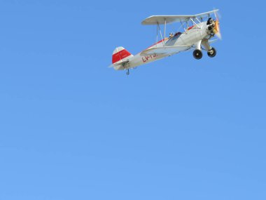 Mükemmel mavi gökyüzünde küçük bir akrobatik uçak