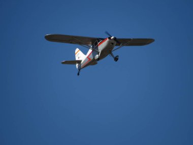 Mükemmel mavi gökyüzünde küçük bir akrobatik uçak