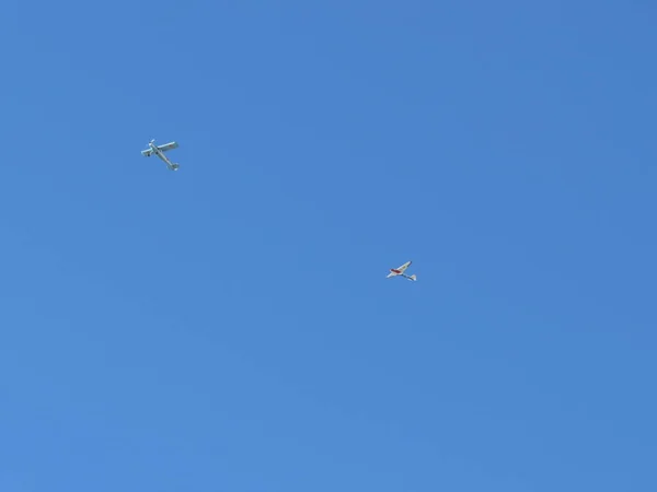 Μικρό ακροβατικό αεροσκάφος σε τέλειο γαλάζιο ουρανό — Φωτογραφία Αρχείου