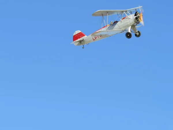 Mükemmel mavi gökyüzünde küçük bir akrobatik uçak — Stok fotoğraf