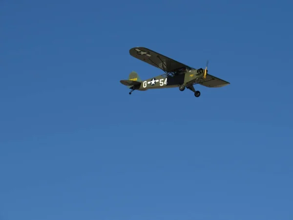 Mükemmel mavi gökyüzünde küçük bir akrobatik uçak — Stok fotoğraf