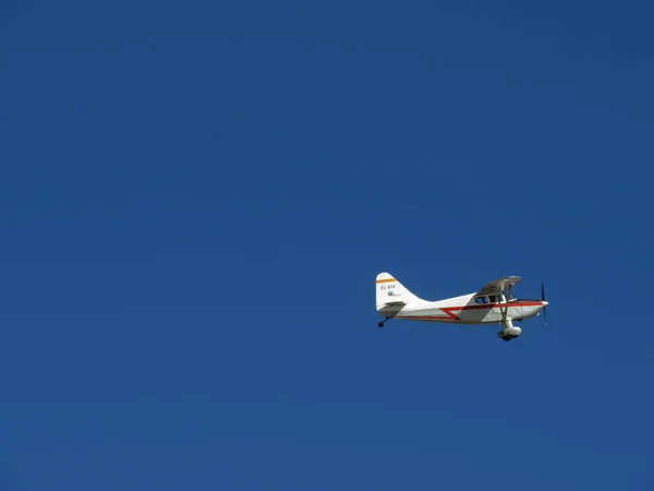 Pequeños aviones acrobáticos en perfecto cielo azul —  Fotos de Stock