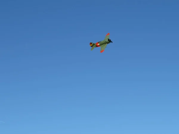 완벽 한 푸른 하늘을 가진 작은 곡예 비행기 — 스톡 사진