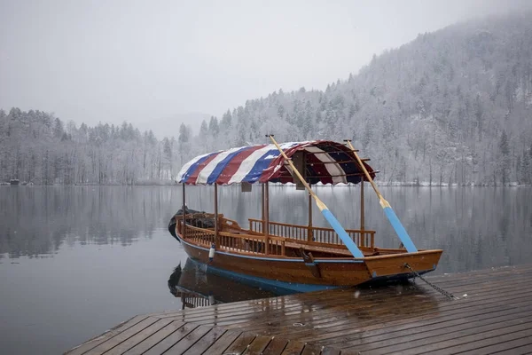 Lago Bled Eslovenia Invierno Con Colorido Barco Turístico Vacío — Foto de Stock