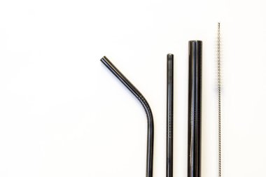 Beyaz arka planda geri dönüşümlü metal pipetler, sıfır atık kavramı, sorumlu tüketim