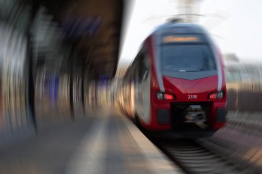 Tren istasyonunun önünden geçerken kısa mesafe treni hareket ediyor.