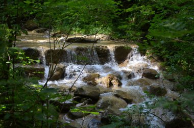 Alplerdeki dağ şelalesi.