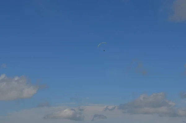 Parachutiste Dans Les Étendues Bleues Ciel — Photo