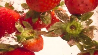 Çilekleri suya düşürme Yavaş Hareketli Makro