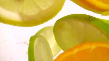 Suda dönen Citrus meyvelerinin karışımı - Makro Yavaş Hareket