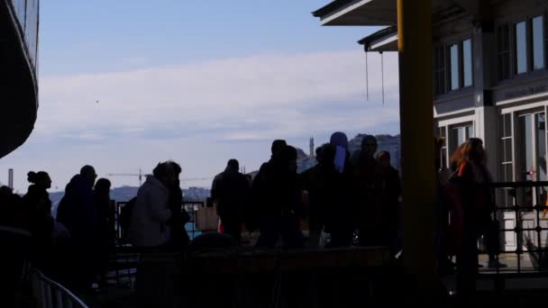 Silhouette des passagers qui descendent du ferry-boat dans l'extrême lenteur Istanbul — Video