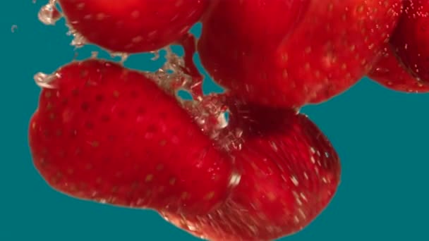 Caída de fresas en el agua Macro de cámara lenta — Vídeo de stock