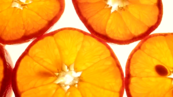 Кусочки мандаринских апельсинов в экстремальной панораме — стоковое видео