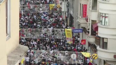 İstanbul 2013 'te Gezi Parkı İşgali sırasında Polis Gözyaşartıcı Gaz Ateşledi