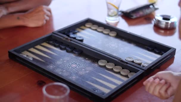 Zwei Menschen spielen Backgammon in extremer Zeitlupe — Stockvideo