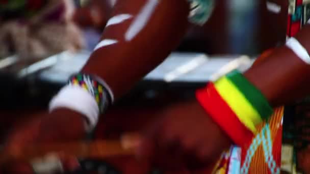 Cape Town, Güney Afrika 'da Marimba Çalan Afrikalı Kabile Müzisyeninin Kapanışı — Stok video