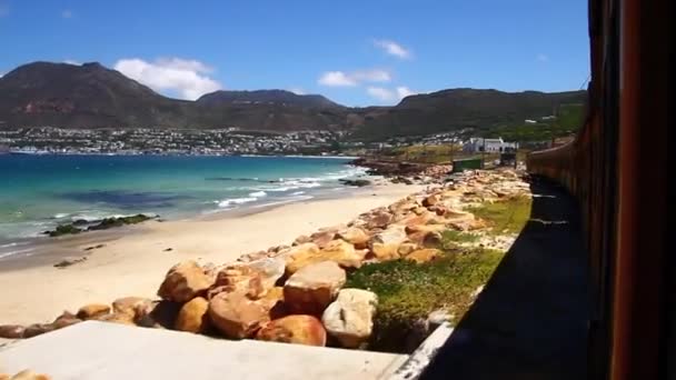 Tren de Ciudad del Cabo Llegada a Simons Town, Sudáfrica — Vídeos de Stock