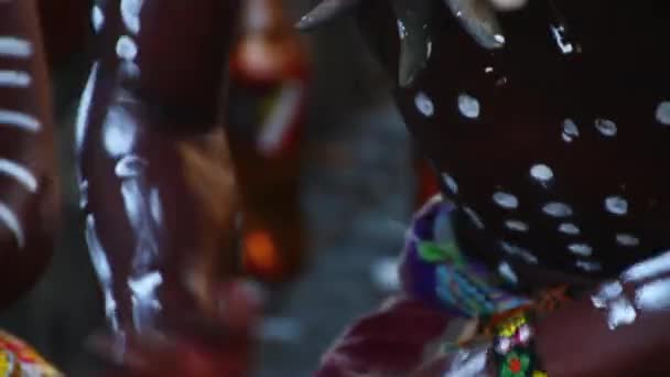 Cape Town, Güney Afrika 'da Djembe Çalan Afrikalı Kabile Müzisyeninin Kapanışı — Stok video