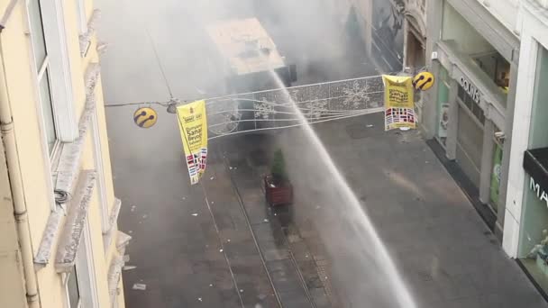 Water Cannon Truck ha svuotato le strade durante la protesta Occupy Gezi a Istanbul — Video Stock