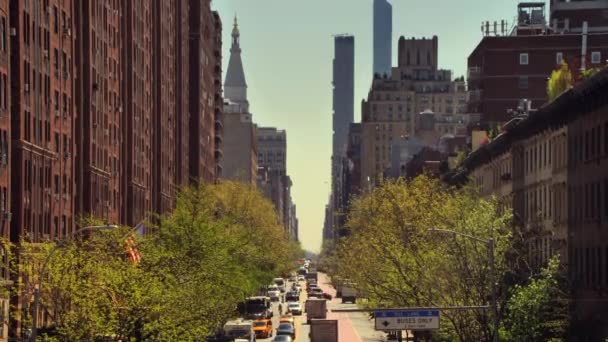 Verkehr auf der 23rd Street an einem schönen Frühlingstag aus der Vogelperspektive — Stockvideo