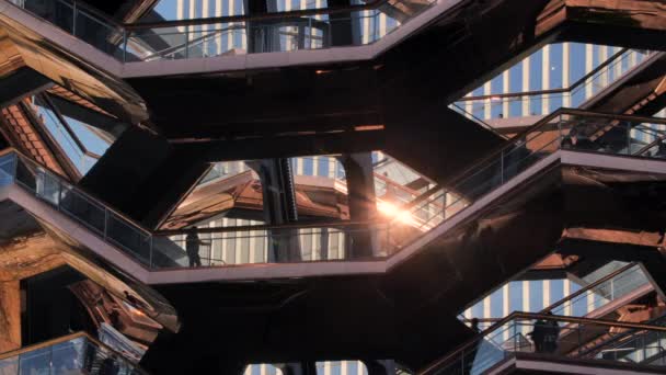 Закрытие памятника Фазелю на Гудзоновых ярдах на Манхэттене в Нью-Йорке — стоковое видео