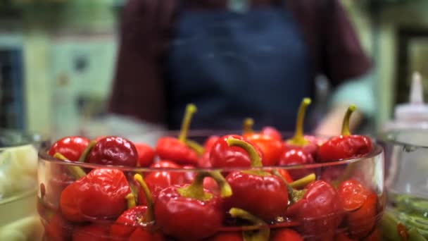 Een Man bereidend Mix Pickled Bell Peppers in een Pickle Shop in Istanbul — Stockvideo