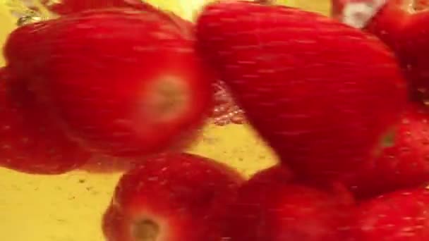 Caída de fresas en el agua Macro de cámara lenta — Vídeo de stock