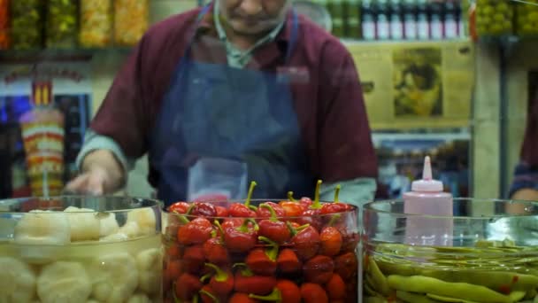 Een Man bereidend Mix Pickled Grostes in een Pickle Shop in Istanbul — Stockvideo