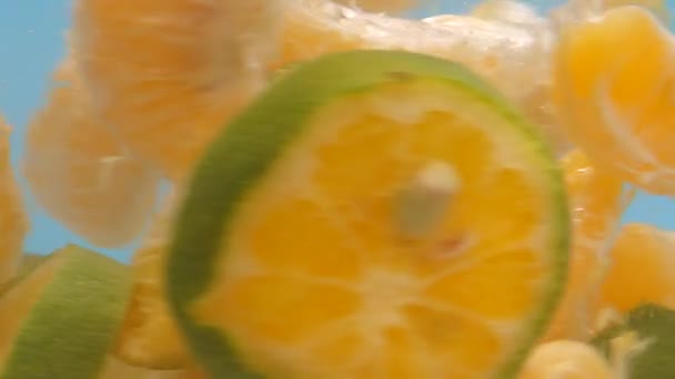 Moviéndose a través de las naranjas de mandarín en extrema estrecha Macro Shot con pantalla verde — Vídeo de stock