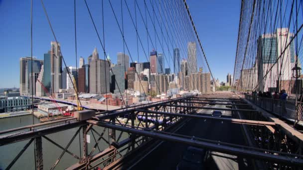 Brooklyn Bridge Traffic and Manhattan Skyline, Nowy Jork — Wideo stockowe