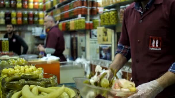 이스탄불 의 피클 상점에서 믹스 픽 크 테이블 을 준비하고 있는 사람 — 비디오