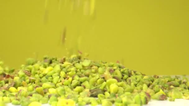 Verpletterde Pistachenoten vallen in Macro Extreme Slow Motion — Stockvideo