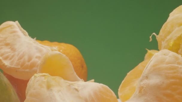 Moviéndose a través de las naranjas de mandarín en extrema estrecha Macro Shot con pantalla verde — Vídeos de Stock