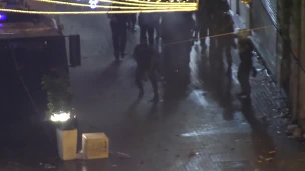 Polisen bränner tårgas under ockupationen Gezi Park Protest i Istanbul 2013 — Stockvideo