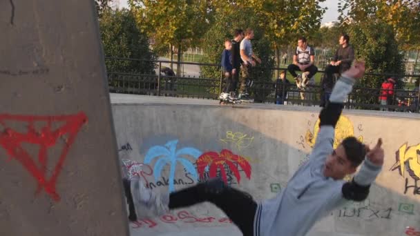 Stambuł, Turcja - maj 2018: Roller Skater Wykonuje sztuczkę w betonowym skateparku Powolny ruch — Wideo stockowe