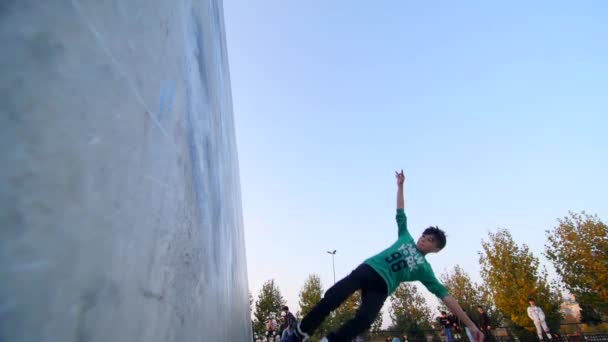 Stambuł, Turcja - maj 2018: Roller Skater Wykonuje sztuczkę w betonowym skateparku Powolny ruch — Wideo stockowe