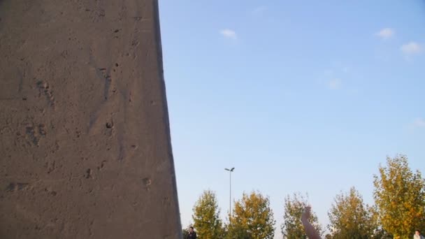 Istanbul, Turecko - květen 2018: Kolečkový bruslař dělá trik v betonovém parku Slow Motion — Stock video