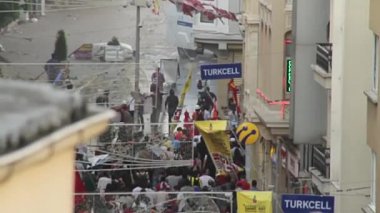 İstanbul İşgali sırasında Su Topu 'na taş atan protestocular