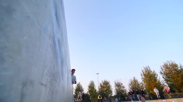 Stambuł, Turcja - maj 2018: Roller Skater Wykonuje sztuczkę w betonowym skateparku Powolny ruch — Wideo stockowe