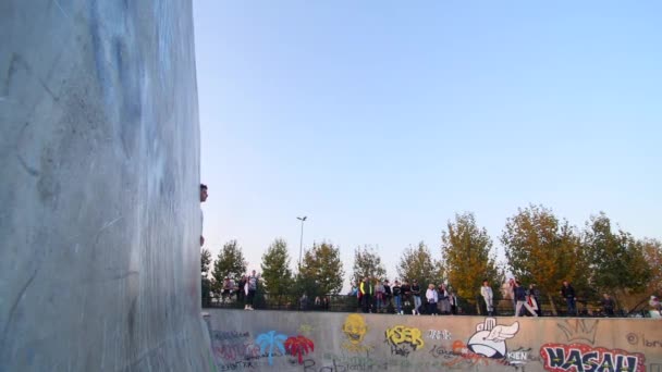 Stambuł, Turcja - maj 2018: Roller Skater Wykonuje sztuczkę w betonowym skateparku Powolny ruch — Wideo stockowe