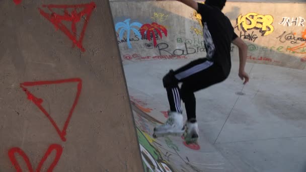 Pattinatore a rotelle che fa un trucco in calcestruzzo Skate Park Slow Motion — Video Stock