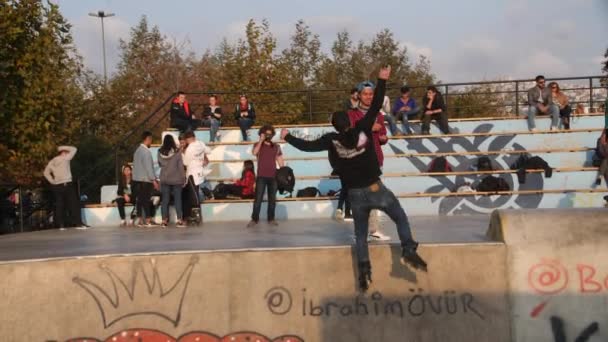 Istanbul, Turchia - maggio 2018: il pattinatore a rotelle che fa un trucco per capovolgere lo skate park Slow Motion — Video Stock