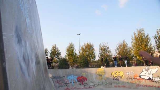 Roller Skater robi sztuczkę w Concrete Skate Park Slow Motion — Wideo stockowe