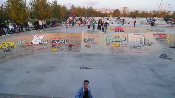 Estambul, Turquía - Mayo de 2018: Gran angular de un patinador sobre pista en cámara lenta — Vídeos de Stock