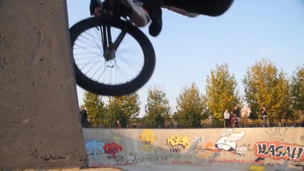 Estambul, Turquía - Mayo de 2018: Un ciclista haciendo un truco en concreto Skate Park Slow Motion — Vídeo de stock