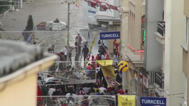 이스탄불 시위 기간에 시위대가 바위를 물 대포에 던지는 모습 — 비디오