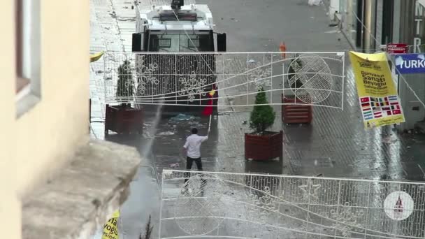 Un valiente protestante enfrentando cañón de agua durante la protesta en el parque Gezi en Estambul — Vídeos de Stock