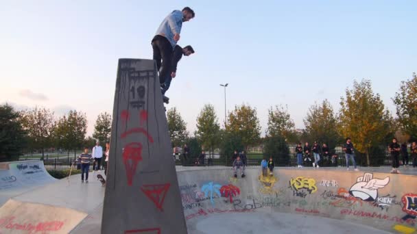 Стамбул, Турция - Май 2018: Два роликовых конькобежца делают трюк в Skate Park Slow Motion — стоковое видео